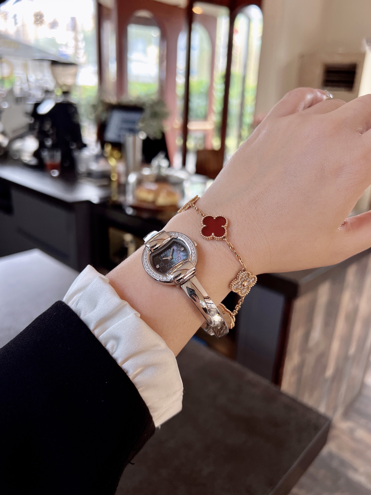 古馳
Gucci 瑞士日內瓦最新限量款升級版到貨（後蓋全新加重處理，重做原裝對版鑲鑽字面。字面鑲嵌八箭八星兩個閃亮的鋯鑽石💎，細節誠意滿滿💎區別以往老舊版本，歡迎品鑒👏👏），表徑25mm，厚度7.5mm，藍寶石玻璃，表面把頭都有經典雙G logo設計元素，非常經典，適合小手腕佩戴，小巧玲瓏，溫婉細膩