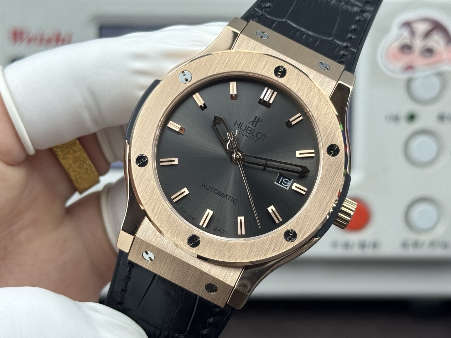 （實拍圖）HB +（宇舶）恆寶經典融合系列！升級版1：1打造 直徑45mm，耗時16個月，表殼採用同正品一致的鋼打造而成，此款乃拋光拉絲面，拉絲整潔細膩，線條流暢，圈口6顆H型鈦螺絲可與正品完全互換，力爭還原到極致！字面顏色在制表師反復調試十個月後才確認樣板，色差還原98%，字面字體採用3D印刷工藝，字母的一筆一划，大小粗細完全還原正品！機芯採用（9015零返修），機芯大小和正品完全一致，融合經典！全新力作 追求完美 歡迎您的品鑒！