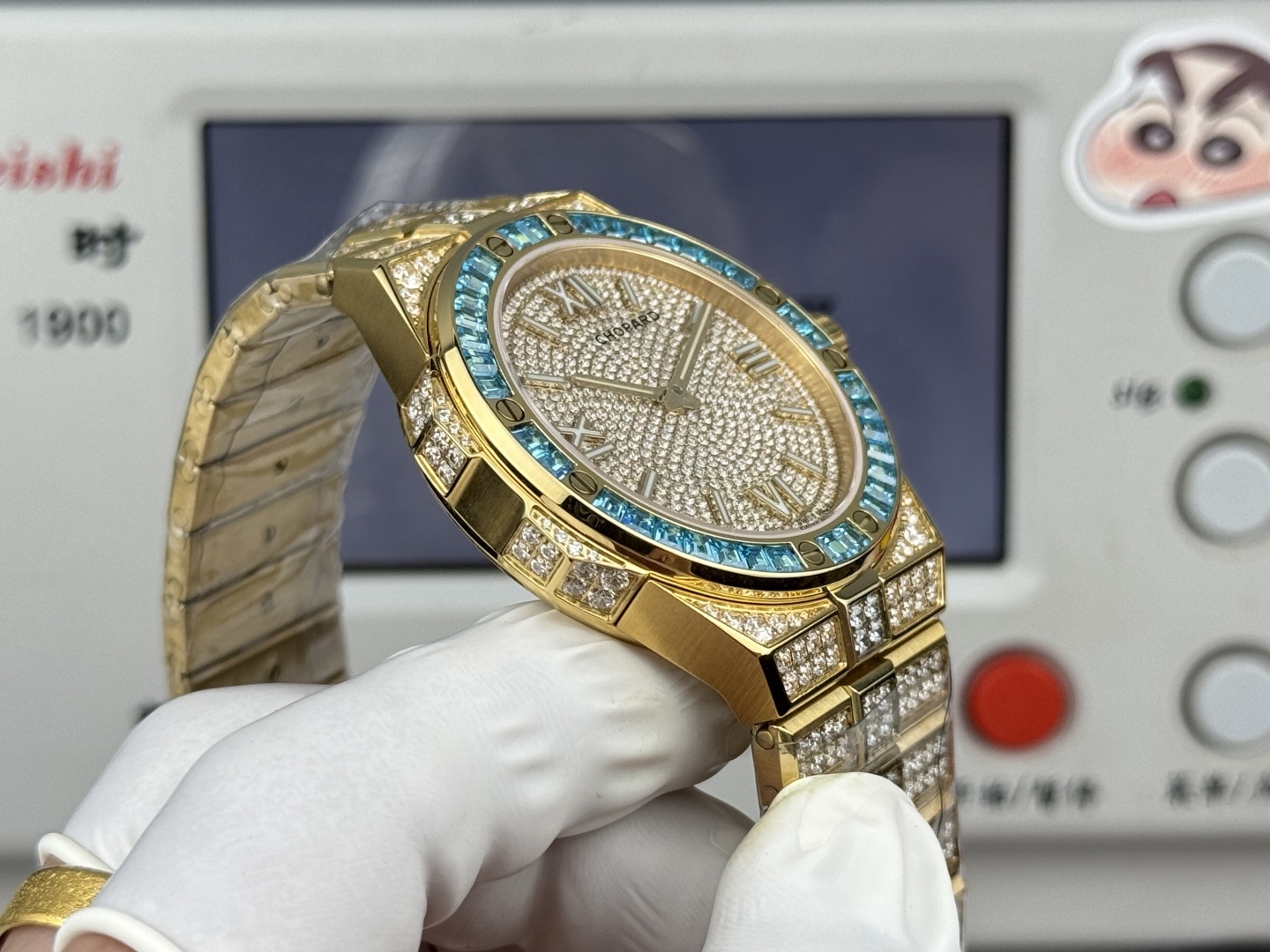 Factory 獨家力作👍
蕭邦AlpineEagle雪山傲翼系列
🌈彩T鑽🌟變色龍🦎滿天星✨限量款及隱藏款首推
如炬目光，比擬暗夜星芒⛰️於山川湖海間🌊洞見紳士願景與磅礡未來👔
尺寸：原裝一致41mmX9.7mm
機芯：9015改Chopard 01.01-c
錶鏈：獨家原版開模金磚型鏈節一體式錶鏈
岩石紋錶盤，鍍銠羅馬數字，時針及分針時標均覆以Super-LumiNova® X1級螢光塗層
致獻當代“雄鷹”，志存高遠之人在日常生活中超邁群倫，其視野啓迪人心、昇華情志。憑借遠見和決心，