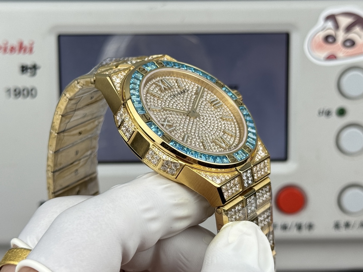 Factory 獨家力作👍
蕭邦AlpineEagle雪山傲翼系列
🌈彩T鑽🌟變色龍🦎滿天星✨限量款及隱藏款首推
如炬目光，比擬暗夜星芒⛰️於山川湖海間🌊洞見紳士願景與磅礡未來👔
尺寸：原裝一致41mmX9.7mm
機芯：9015改Chopard 01.01-c
錶鏈：獨家原版開模金磚型鏈節一體式錶鏈
岩石紋錶盤，鍍銠羅馬數字，時針及分針時標均覆以Super-LumiNova® X1級螢光塗層
致獻當代“雄鷹”，志存高遠之人在日常生活中超邁群倫，其視野啓迪人心、昇華情志。憑借遠見和決心，