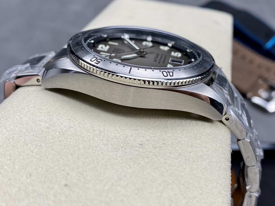 TAR年末巨獻——超級泰格豪雅系列腕表，正裝休閒兩不誤、小眾而不平庸、穩重而不失靈動，通勤的最佳首選腕表。全系均採用原裝數據打造、配件可以和原廠互換，頂級打磨 超強夜光 防水性能高達100米，超原單品質 誠意滿滿 並搭載原裝sw200機芯，歡迎品鑒！