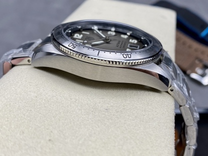 TAR年末巨獻——超級泰格豪雅系列腕表，正裝休閒兩不誤、小眾而不平庸、穩重而不失靈動，通勤的最佳首選腕表。全系均採用原裝數據打造、配件可以和原廠互換，頂級打磨 超強夜光 防水性能高達100米，超原單品質 誠意滿滿 並搭載原裝sw200機芯，歡迎品鑒！