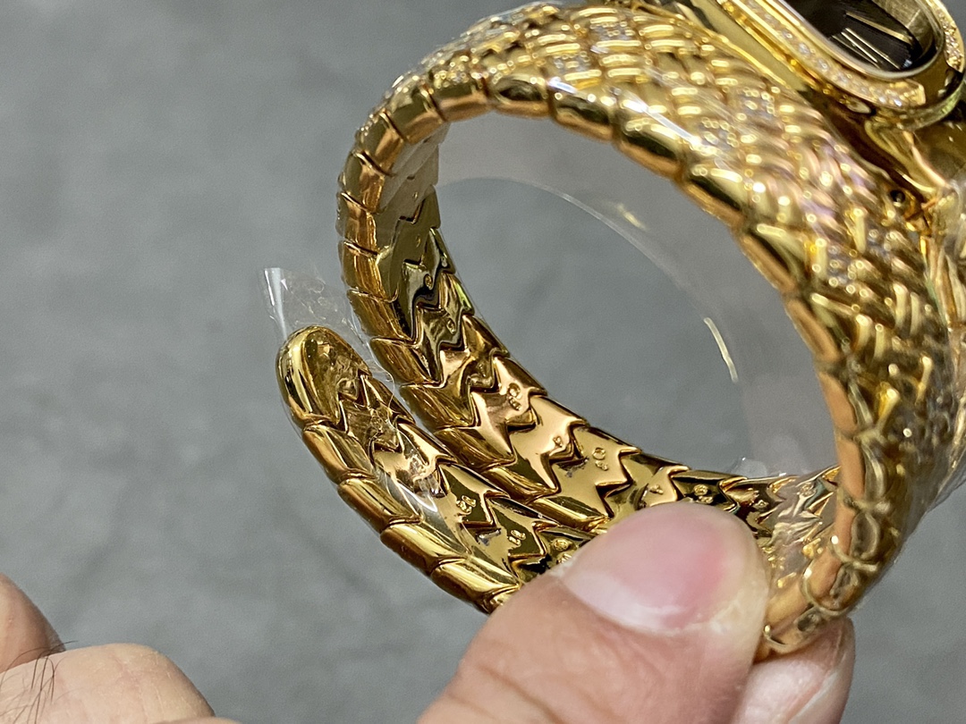 BVL工廠 品牌：Bvlgari寶格麗2022年新作稜形藝術
SERPENTIN SPIG系列腕表
錶盤：23*34mm          
機芯：瑞士石英
做工：32塊與眾不同尺寸的蛇身組成體，每一塊都是手工打磨拋光加工，電鍍0.05MM真金電鍍 如同包金一樣的產品[握手]