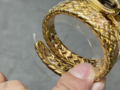 BVL工廠 品牌：Bvlgari寶格麗2022年新作稜形藝術
SERPENTIN SPIG系列腕表
錶盤：23*34mm          
機芯：瑞士石英
做工：32塊與眾不同尺寸的蛇身組成體，每一塊都是手工打磨拋光加工，電鍍0.05MM真金電鍍 如同包金一樣的產品[握手]