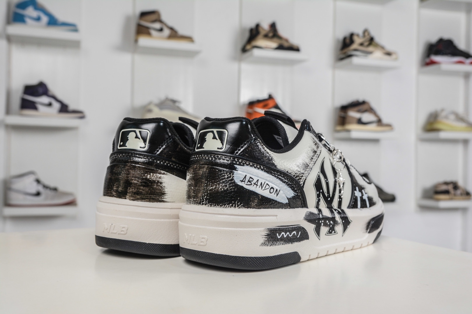 MLB Chunky Liner 黑白暗繪 塗鴉定制配色學長鞋系列低幫老爹風輕量增高厚底百搭休閒運動慢跑鞋 
貨號：3ASXCA12N 50WHS
尺碼：36 36.5 37.5 38 38.5 39 40 40.5 41 42 42.5 43 44 44.5 45