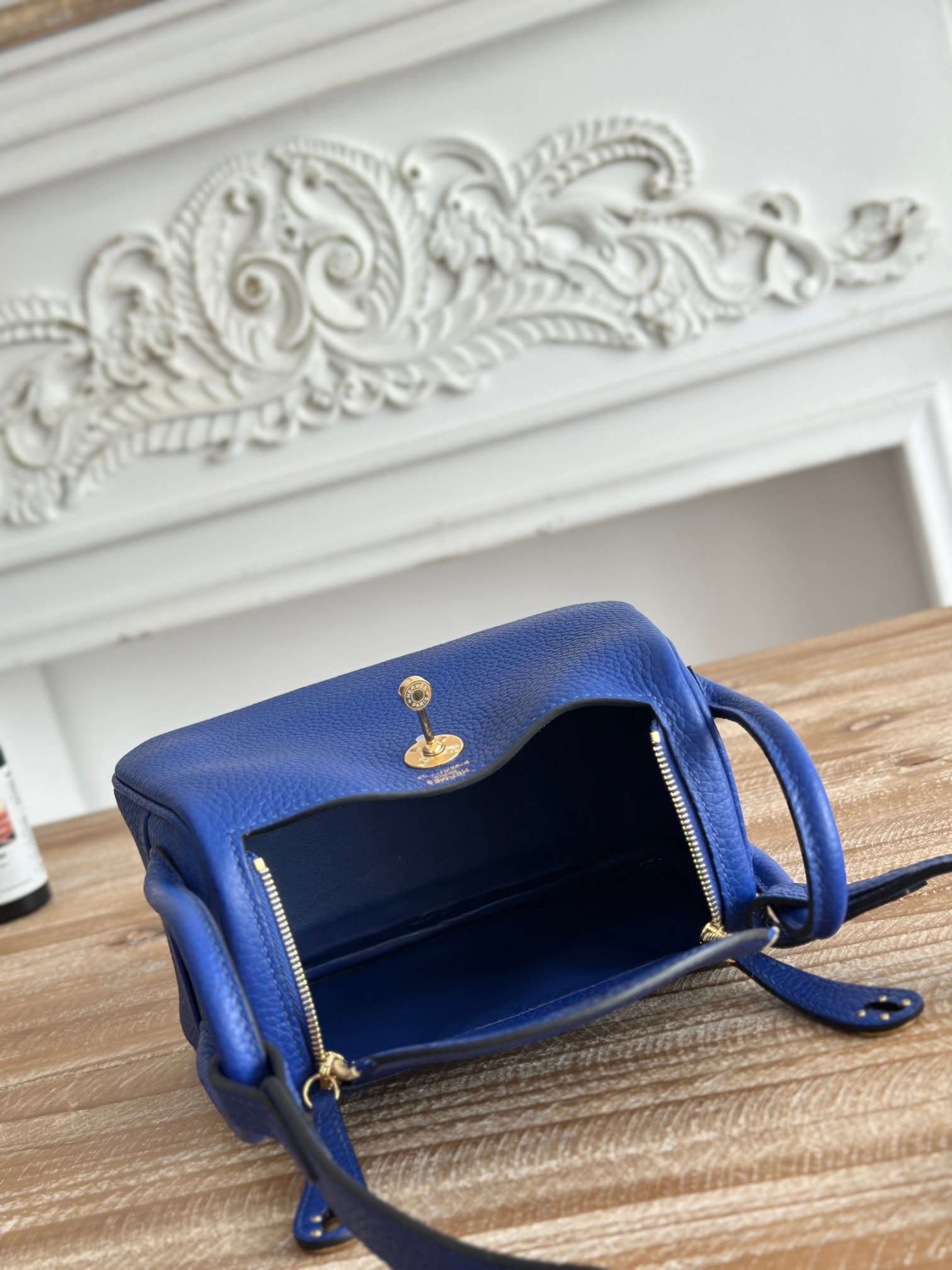 琳迪lindy 19cm	
Tc皮 蜜蠟線半手工縫製
lindy19保留了琳迪包所有細節的完整設計，側口袋、拉鍊等全部都是經典的設計√
這只小可愛暴擊了多少人的少女心