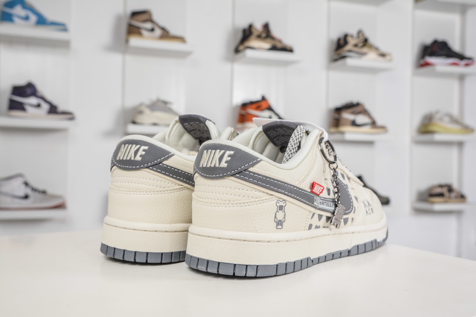Nike SB Dunk Low x BE@RBRICK 暴力熊聯名-白灰雙鈎 
貨號：TX1688 006
尺碼：36 36.5 37.5 38 38.5 39 40 40.5 41 42 42.5 43 44 44.5 45