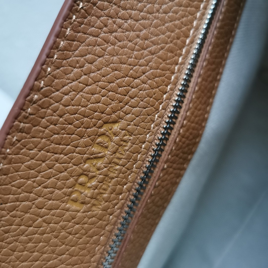 【 原單】🎉新款郵差包🎉🎉2VD069🎉🎉這款皮革單肩包採用進口小牛皮，彰顯時尚休閒格調。精緻小巧，翻蓋廓形搭配可調節肩帶，飾有金屬五金配件和字母徽標。翻蓋設計 上身效果非常酷，寶寶們，趕緊入手吧🎉🎉長22x高22x底12cm🎉🎉🎉👏👏