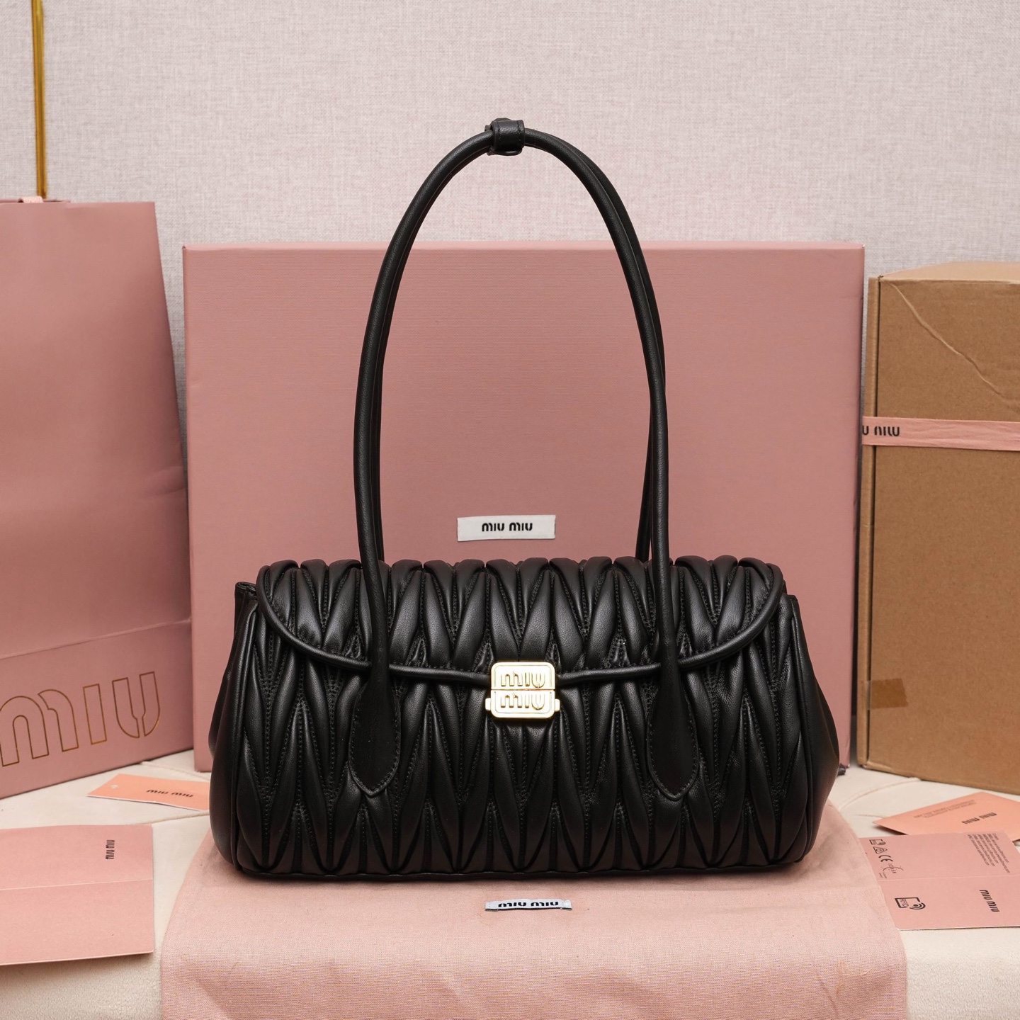 MiuM新品法棍包，这款单肩包延续经典设计，采用轻薄填充皮革设计，别具一格，顶级小牛皮材质，新标logo金属锁扣，正面翻盖开合，风格百变多样，精致优雅，随性慵懒，日常休闲， 上班通勤，怎么搭都好看