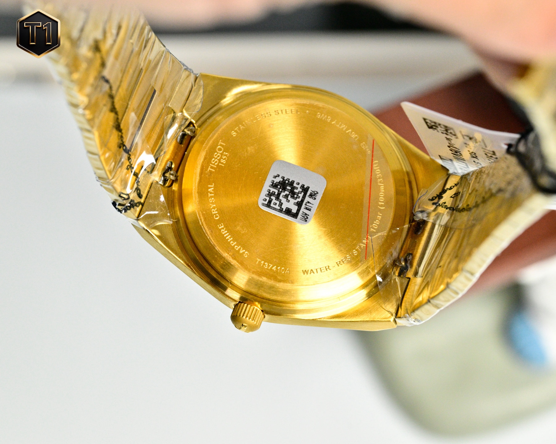 原單品質 天梭（TISSOT）PRX系列  T137.410.11.031.00 復古時尚 商務男士石英腕表火爆登場  ❤️❤️
憑借disco 風格設計 此系列腕表打破了復古與潮流的界限，將上世紀70年代情懷融於現代時尚，重塑時代經典魅力，時刻驚艷在線。秉持創新源於傳統的品牌理念，為其配了酒桶型表殼，配備了“一體式精鋼錶鏈”（融錶鏈，表耳，表殼於一體）。方寸之間卻有匠心獨運，天梭攜手復刻經典力作，呈現1911年腕表造型設計，這一刻，著古潮今。搭載瑞士石英機芯，藍寶石玻璃，316瑞士鋼，100米深度防