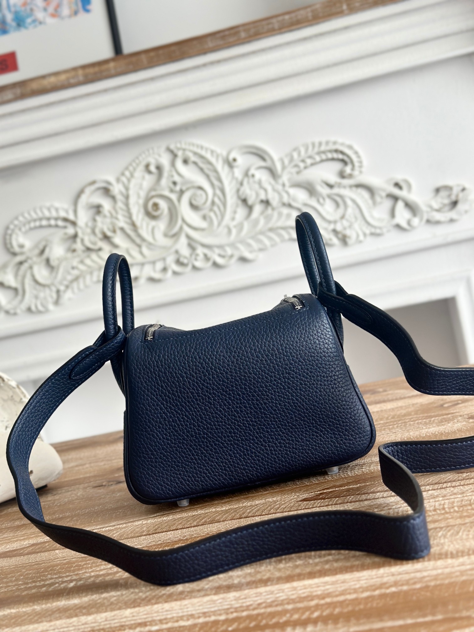 琳迪lindy 19cm	
Tc皮 蜜蠟線半手工縫製
lindy19保留了琳迪包所有細節的完整設計，側口袋、拉鍊等全部都是經典的設計√
這只小可愛暴擊了多少人的少女心