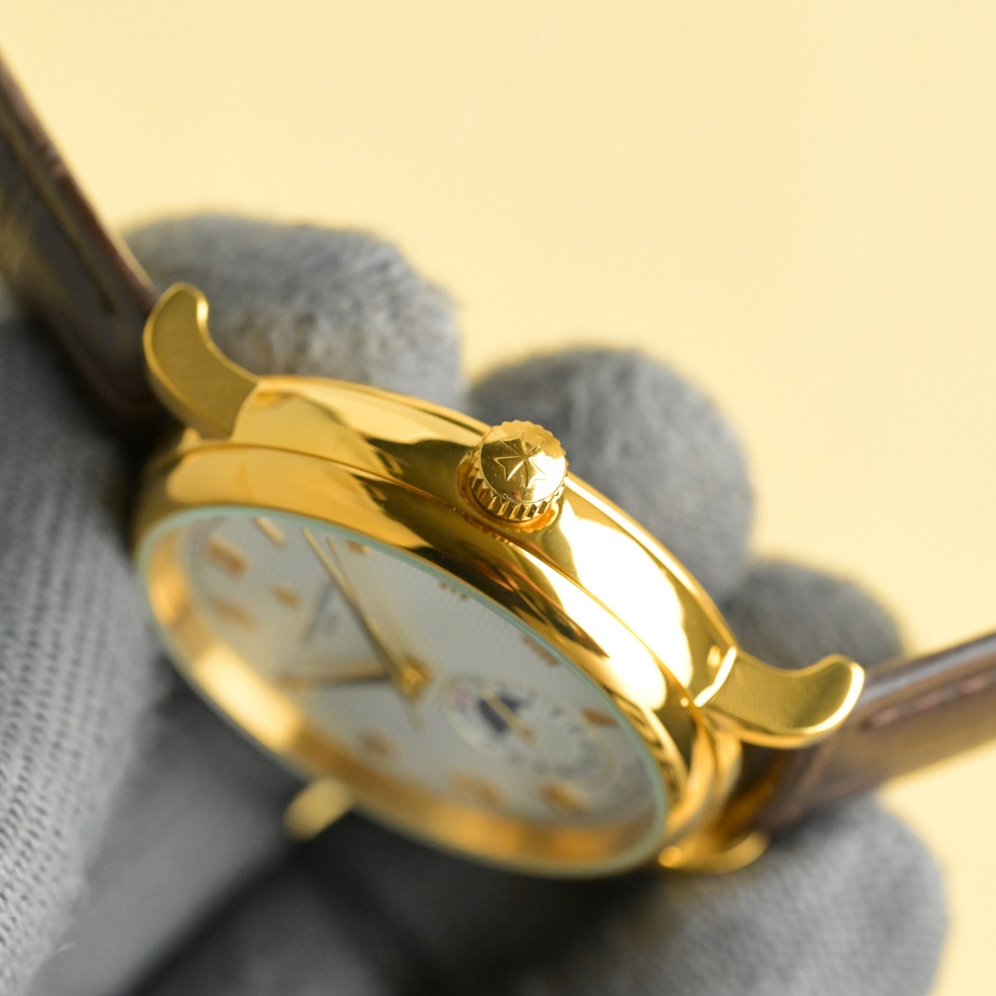 
江詩丹頓【VACHERON CONSTANTIN】傳襲系列男士腕表！全新複雜日月星辰多功能腕表，超強夜光。搭載原裝進口2824-2自動上鏈機械機芯，匯集月份顯示，日月相顯示等功能於一身，堪稱完美，秉承瑞士制表工藝，全鋼鍍納米鉑金表技術，PVD爐內電鍍工藝，法國藍寶石防刮鏡面，進口意大利小牛皮搭配原裝扣，打造出頂級完美產品，尺寸:40*10mm