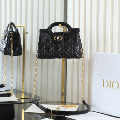 原廠級 黑色鏈條手袋
這款 Dior Jolie Top Handle 迷你鏈條手袋是二零二六早春成衣系列新品，呈現出優雅精緻的設計。採用黑色羊皮革精心製作，飾以藤格紋，翻蓋點綴以金色飾面金屬 CD 標誌和白色樹脂珠飾。內設一個隔層，可收納各種日常用品。搭配雙頂部手柄和可調節、可拆卸 CD 鏈條肩帶，肩帶由皮革帶和 CD 鏈環組成，飾以白色樹脂珠飾，可舒適手提、肩背或斜挎，可與日常或晚裝造型搭配。
