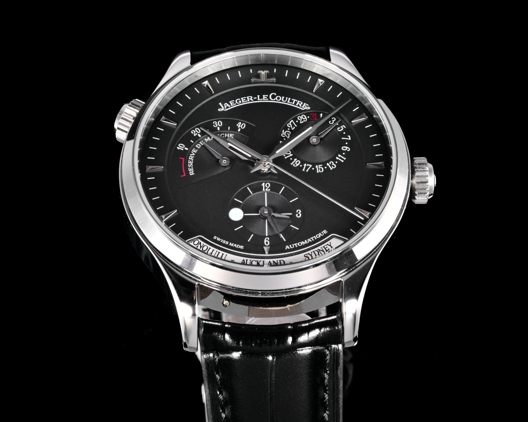 Factory出品
【市場最高版本】JL積家 各路大咖都叫它大醜 其實賦予的是極高贊美 論品味與外觀 在鐘錶界有著舉足輕重的地位 戴出去怎麼都是長臉 各種彰顯品味 Master 地理學家大師系列 Q1428421 復刻版全新升級 多功能腕表 升級Cal.939A機芯 打磨效果更近原裝 升級軸 自動陀為玫金邊 字面紋路清晰 功能：日期顯示 雙時區 動力儲備顯示 316L精鋼  直徑42mm  原裝折疊扣！V+ Factory匠心之作 值得你擁有！