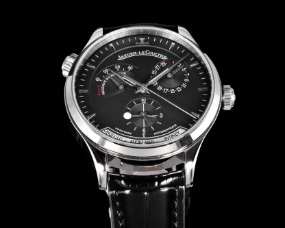 Factory出品
【市場最高版本】JL積家 各路大咖都叫它大醜 其實賦予的是極高贊美 論品味與外觀 在鐘錶界有著舉足輕重的地位 戴出去怎麼都是長臉 各種彰顯品味 Master 地理學家大師系列 Q1428421 復刻版全新升級 多功能腕表 升級Cal.939A機芯 打磨效果更近原裝 升級軸 自動陀為玫金邊 字面紋路清晰 功能：日期顯示 雙時區 動力儲備顯示 316L精鋼  直徑42mm  原裝折疊扣！V+ Factory匠心之作 值得你擁有！