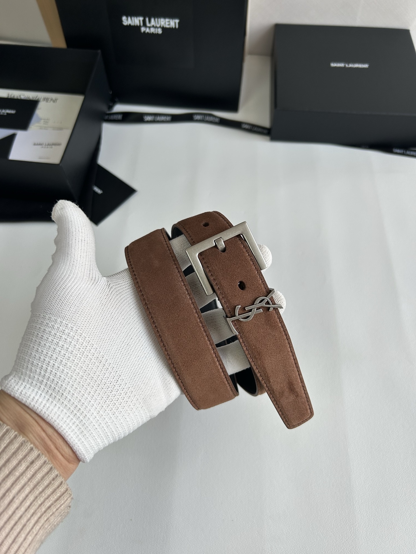 聖羅蘭 女士腰帶，進口小牛皮 配以CASSANDRE 標識腰帶環。古銅色金銀五金可選。精緻優雅的設計，寬度3.0cm