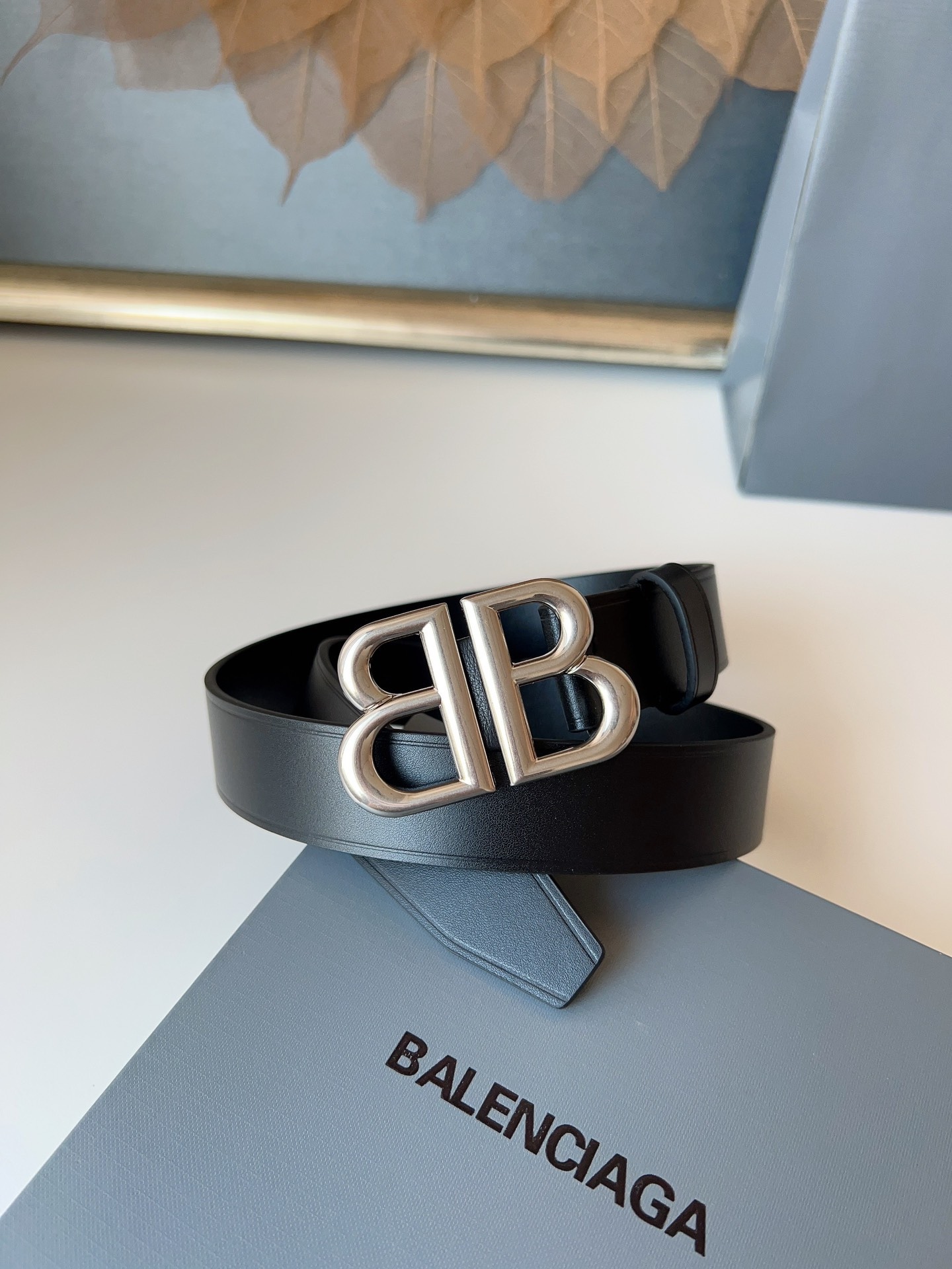 巴黎世家（Balenciaga）寬度3.0cm 是法國的奢侈品牌，作為時尚界最具影響力品牌之一的地位。設計師源於：都市時尚潮流獨特的設計風格，採用進口小牛皮製作；搭配純銅復古五金，使其更具魅力。值得擁有的百搭精品！