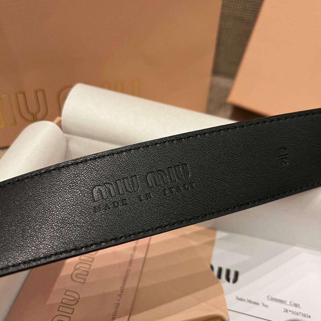 MiuMiu 今年大爆款上新‼️‼️
皮質絨面 冬天超適合絨絨的
這就是野性與可愛結合的反差美！
關但寬度粗 腰頭大 有一種野性與可愛結合的反差美～
炎名系上有甜酷甜酷的氛圍感喔#
寬度 ：3.5cm