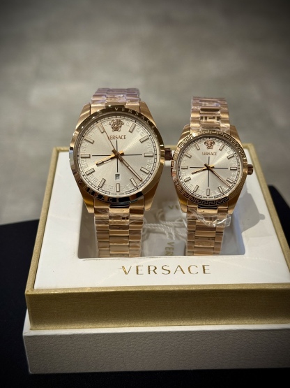 Versace範思哲石英手錶，VERSACE MILLENYIUM  LADY系列，採用希臘回紋元素錶盤，12時位飾有美杜莎頭像展現範思哲經典圖案魅力，錶鏈印刻希臘回紋搭配雙按蝴蝶扣設計，兼具時尚與舒適，錶盤男款40mm 女款32mm 30米生活防水，進口石英機芯

立即搶購👉