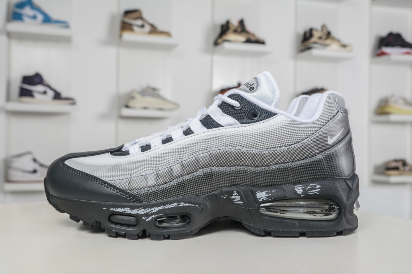 Yu-Gi-Oh! x NK Air Muscle 95時尚舒適減震耐磨低幫休閒跑步鞋 遊戲王聯名灰色
貨號：II7404 100 
 SIZE：40 40.5 41 42 42.5 43 44 44.5 45 45.5 46 47.5 48.5