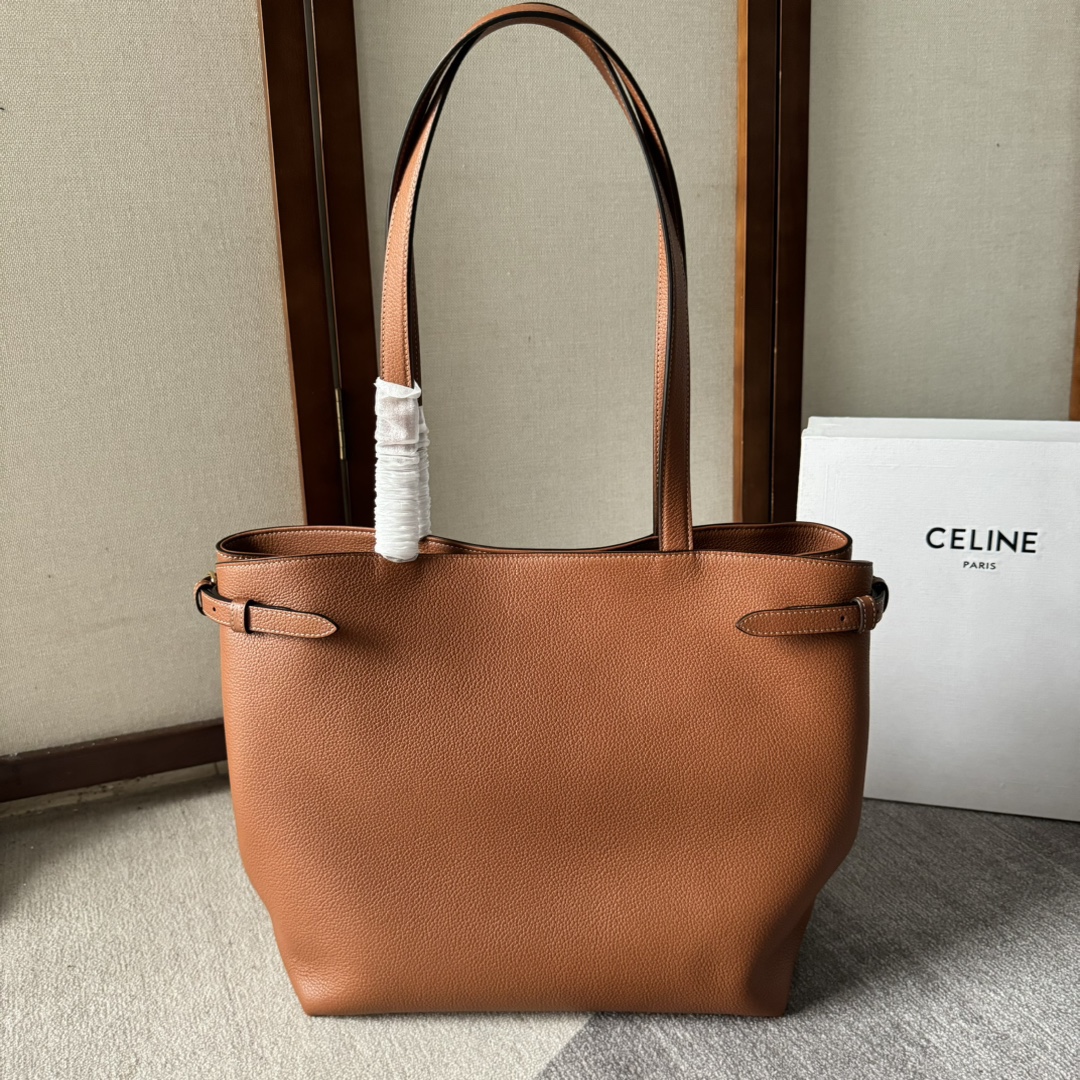CELINE  24夏季新款Cabas 托特包👜
高級百搭又實用/購物袋的款式
展現著簡約美學和實用性～❤️
大容量設計～無論是日常出街還是通勤 都能輕鬆裝下各種物品～袋口可自主調節大小🌹
款號 116853 尺寸：54*29*15cm