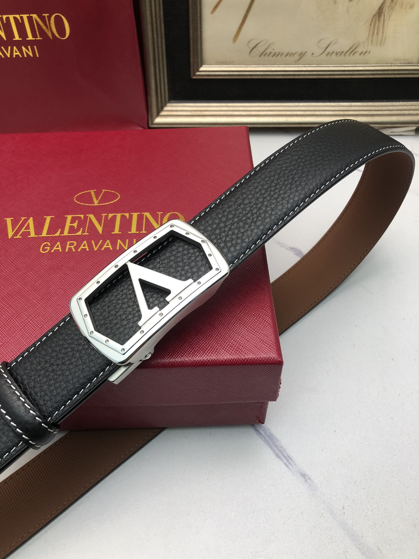 華倫天奴：原單頭層牛皮荔枝紋面，內襯頭層小牛皮底，搭配原單自動扣，可裁剪的自動帶，此款腰帶面雙採用意大利原定廠制進口牛皮帶身 ，對專版櫃足寬3.5