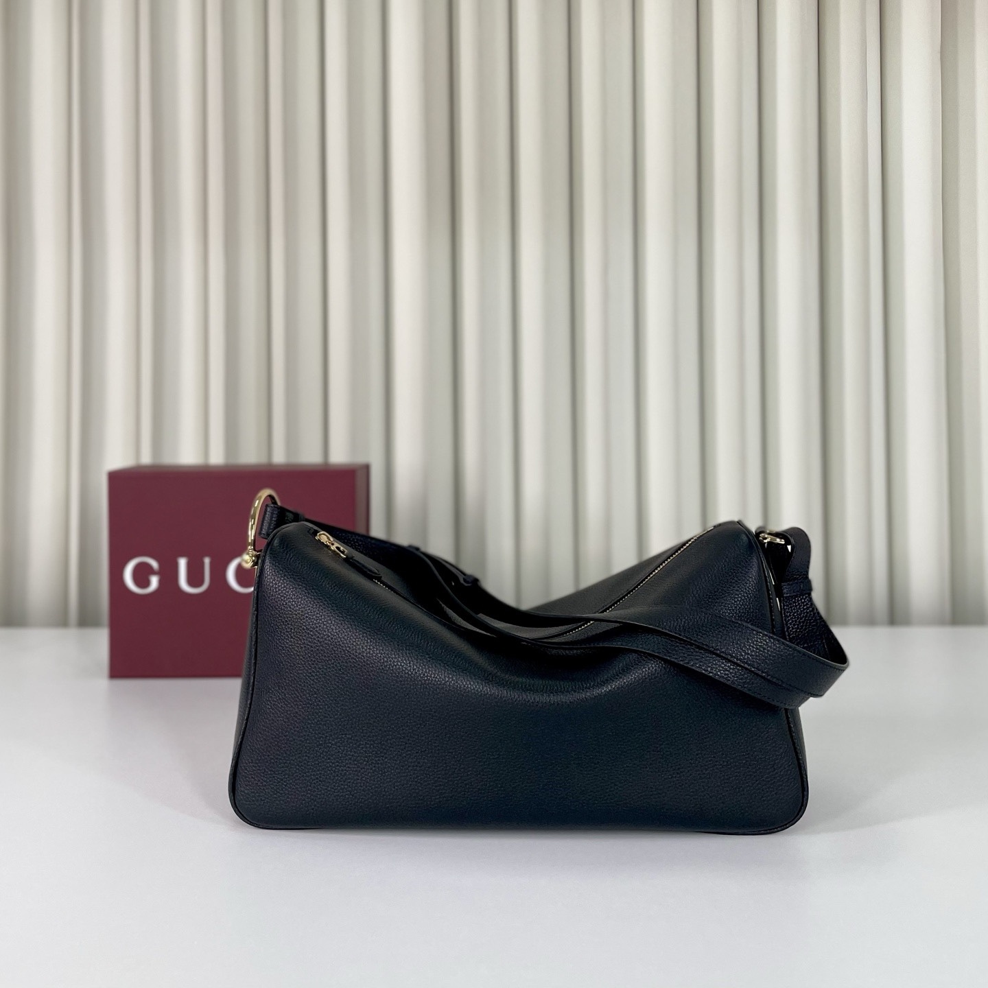 Gucci Half Horsebit系列大號肩背包，煥新呈現，以現代風格煥新演繹品牌最具標誌性的元素之一。該系列巧妙融蘊休閒廓形與標誌性的半馬銜扣配件，這也是其名稱的由來。內部：一個開口袋，可調節牛皮革肩帶，款號862530  尺寸38X20X15