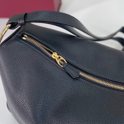 Gucci Half Horsebit系列中號肩背包，煥新呈現Gucci Half Horsebit系列，以現代風格煥新演繹品牌最具標誌性的元素之一。該系列巧妙融蘊休閒廓形與標誌性的半馬銜扣配件，這也是其名稱的由來。款號860787克皮，尺寸31.5X17X12