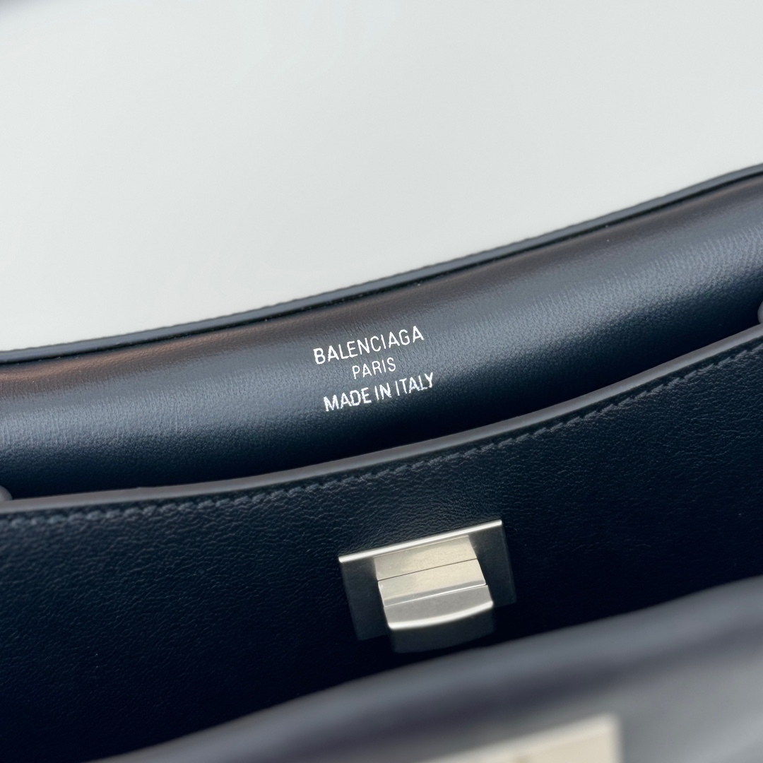 巴黎世家𝗕𝗮𝗹𝗲𝗻𝗰𝗶𝗮𝗴𝗮 🖤🖤出貨了！
款號：795456克色銀扣
尺寸：22.8×9.9×8.3cm
