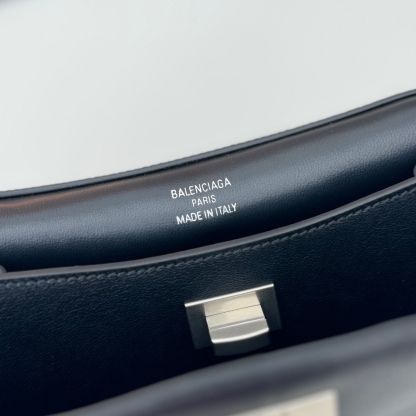 巴黎世家𝗕𝗮𝗹𝗲𝗻𝗰𝗶𝗮𝗴𝗮 🖤🖤出貨了！
款號：795456克色銀扣
尺寸：22.8×9.9×8.3cm
