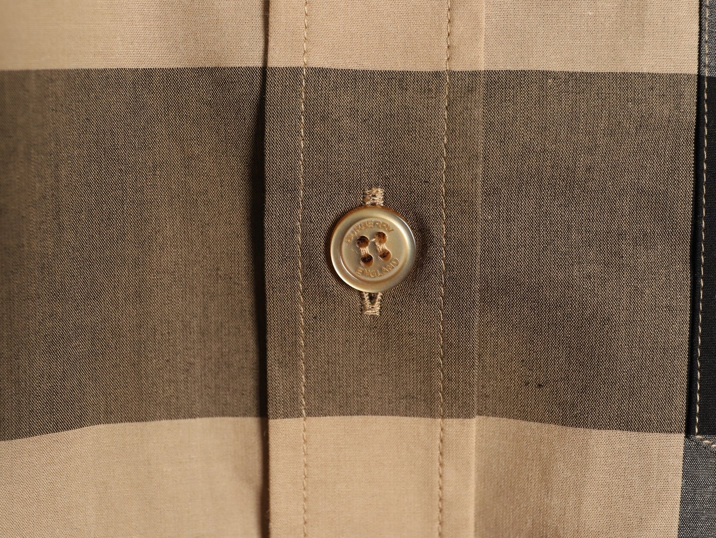 Burberry/巴寶莉 經典大格紋棉質襯衫
定制原版一致80支精梳棉單線紗，紗線全部訂染，最終確定織法，
無論是格型大小線條粗細均達到Y版水平並且布料沒有尾斜現象，
紅外線裁剪對條對格單件裁，保證大貨品質，
定制塔羅貝油封噴漆扣子自然發亮（不同市場版都是樹脂扣），裁片、領子坐領 門邊 袖口 部位加了燙薄，
全部要對格對位出成品，紅外激光定位對格取位，
每個獨立的尺碼都是定位裁片，前幅，口袋，袖子等部位都是對格對位的，
工序複製，費時費料，經典簡單氣質不失大牌，面料上身舒適柔軟卻又挺括有型，