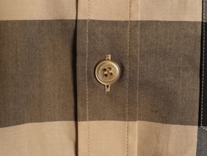 Burberry/巴寶莉 經典大格紋棉質襯衫
定制原版一致80支精梳棉單線紗，紗線全部訂染，最終確定織法，
無論是格型大小線條粗細均達到Y版水平並且布料沒有尾斜現象，
紅外線裁剪對條對格單件裁，保證大貨品質，
定制塔羅貝油封噴漆扣子自然發亮（不同市場版都是樹脂扣），裁片、領子坐領 門邊 袖口 部位加了燙薄，
全部要對格對位出成品，紅外激光定位對格取位，
每個獨立的尺碼都是定位裁片，前幅，口袋，袖子等部位都是對格對位的，
工序複製，費時費料，經典簡單氣質不失大牌，面料上身舒適柔軟卻又挺括有型，