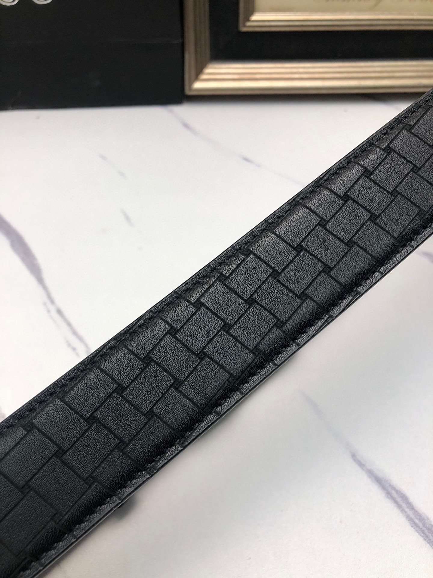 克羅星：原單頭層牛皮燙印花紋面，內襯頭層小牛皮底，搭配原單自動扣，可裁剪的自動帶，此款腰帶面雙採用意大利原定廠制進口牛皮帶身 ，對專版櫃足寬3.5