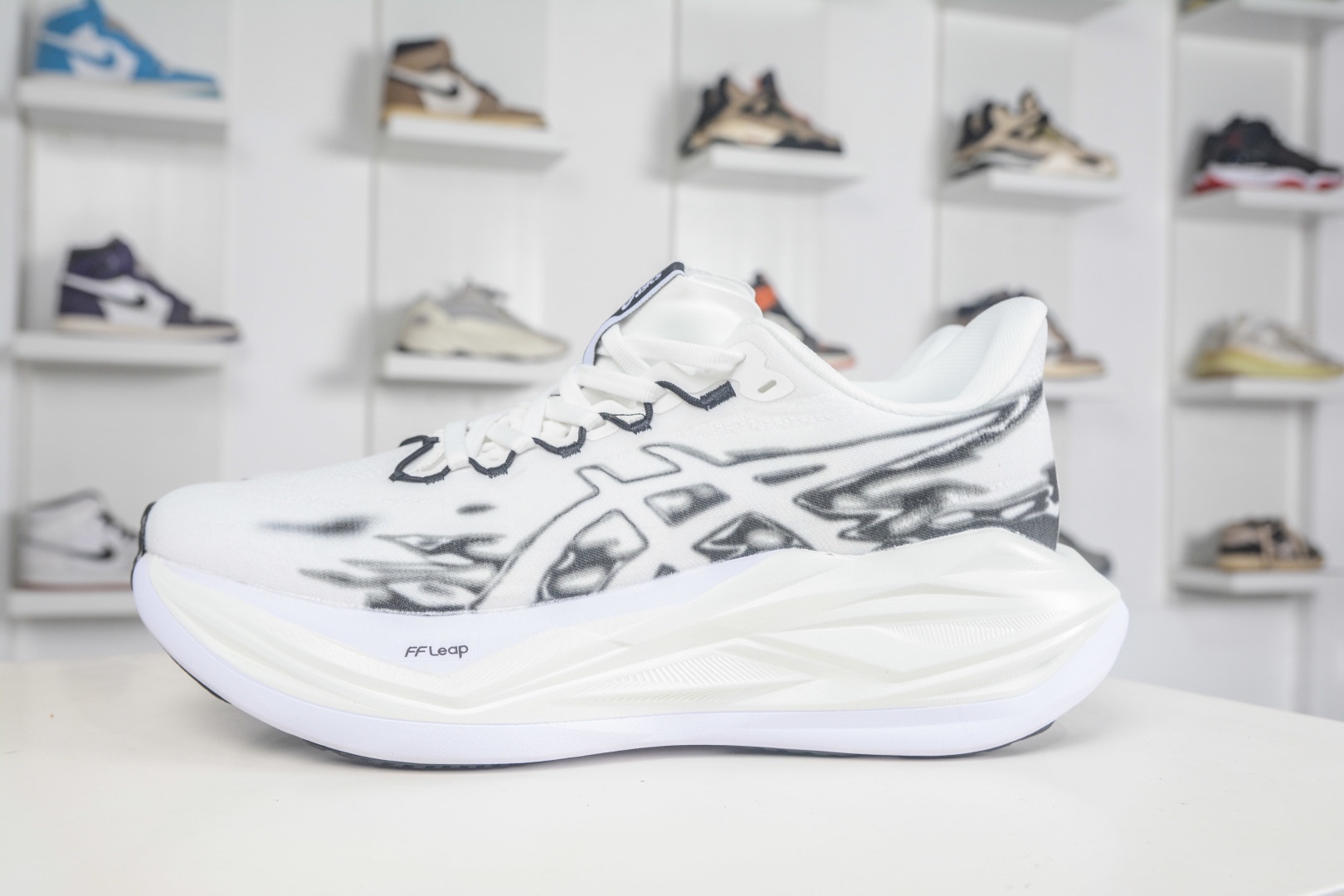 Asics SuperBlast 3 輕量回彈舒適透氣支撐跑步鞋 
貨號：1013A177 002
尺碼：36 37 37.5 38 39 39.5 40 40.5 41.5 42 42.5 43.5 44 44.5 45