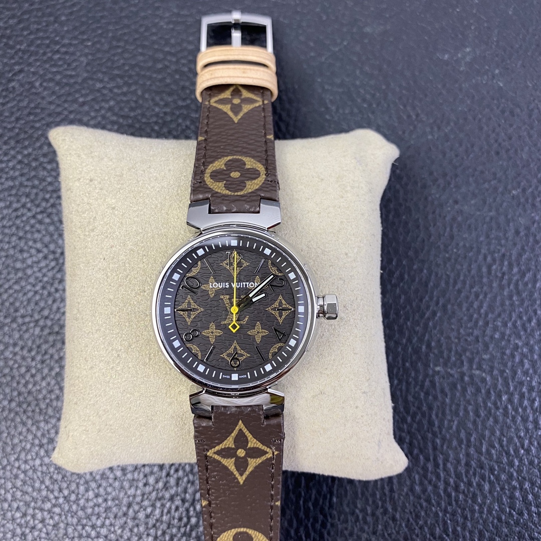 LV工廠超神之作，LV——TAMBOUR SLIM全系列陸續空降市場！致敬原廠 完成使命！
【三大超級亮點】腕表尺寸34mm
1.錶盤的填油細膩，印刷立體，刻度鑲嵌工整，個個精品無瑕。
2.藍寶水晶通透感極佳，與殼體銜接完美。
3.表殼打磨呈現瑞士一線品牌高級質感。
【兩大必買理由】
1.錶帶採用ECCO Leather皮料供應商——手工縫製！還原正品按鍵式快拆設計，方便快捷。
2.2020年最具性價比腕表——採用瑞士石英機芯，做工翻倍無返修，不但是送禮佳品，更是自留神器！
LV工廠一家專為復刻LV腕表而