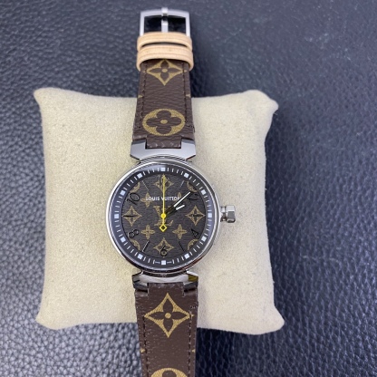 LV工廠超神之作，LV——TAMBOUR SLIM全系列陸續空降市場！致敬原廠 完成使命！
【三大超級亮點】腕表尺寸34mm
1.錶盤的填油細膩，印刷立體，刻度鑲嵌工整，個個精品無瑕。
2.藍寶水晶通透感極佳，與殼體銜接完美。
3.表殼打磨呈現瑞士一線品牌高級質感。
【兩大必買理由】
1.錶帶採用ECCO Leather皮料供應商——手工縫製！還原正品按鍵式快拆設計，方便快捷。
2.2020年最具性價比腕表——採用瑞士石英機芯，做工翻倍無返修，不但是送禮佳品，更是自留神器！
LV工廠一家專為復刻LV腕表而