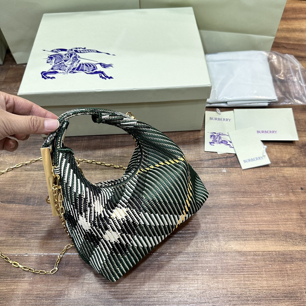 迷你鏈條版Peg手拿包全新mini
新增可拆卸金屬鏈條 實用性更強
尺寸16×10× 26cm.