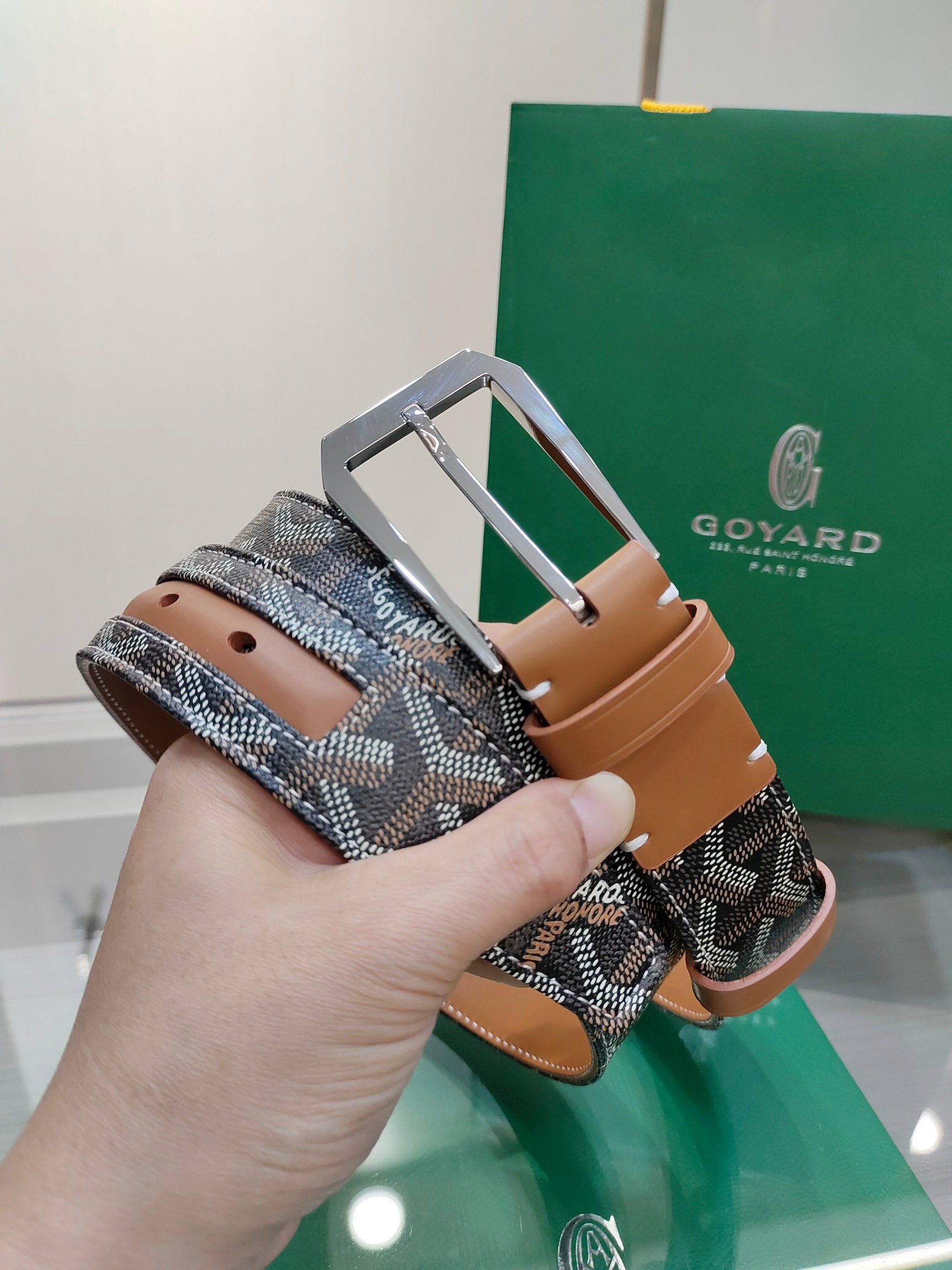 
Goyard(戈雅)腰帶源於法國奢侈品牌，設計風格簡約低調，腰帶身有標誌性帆布搭配進口頭層牛皮，腰帶扣採用簡約精品鋼扣，延續品牌的低調奢華，帶身寬度3.4CM，適用商務休閒日常佩戴。