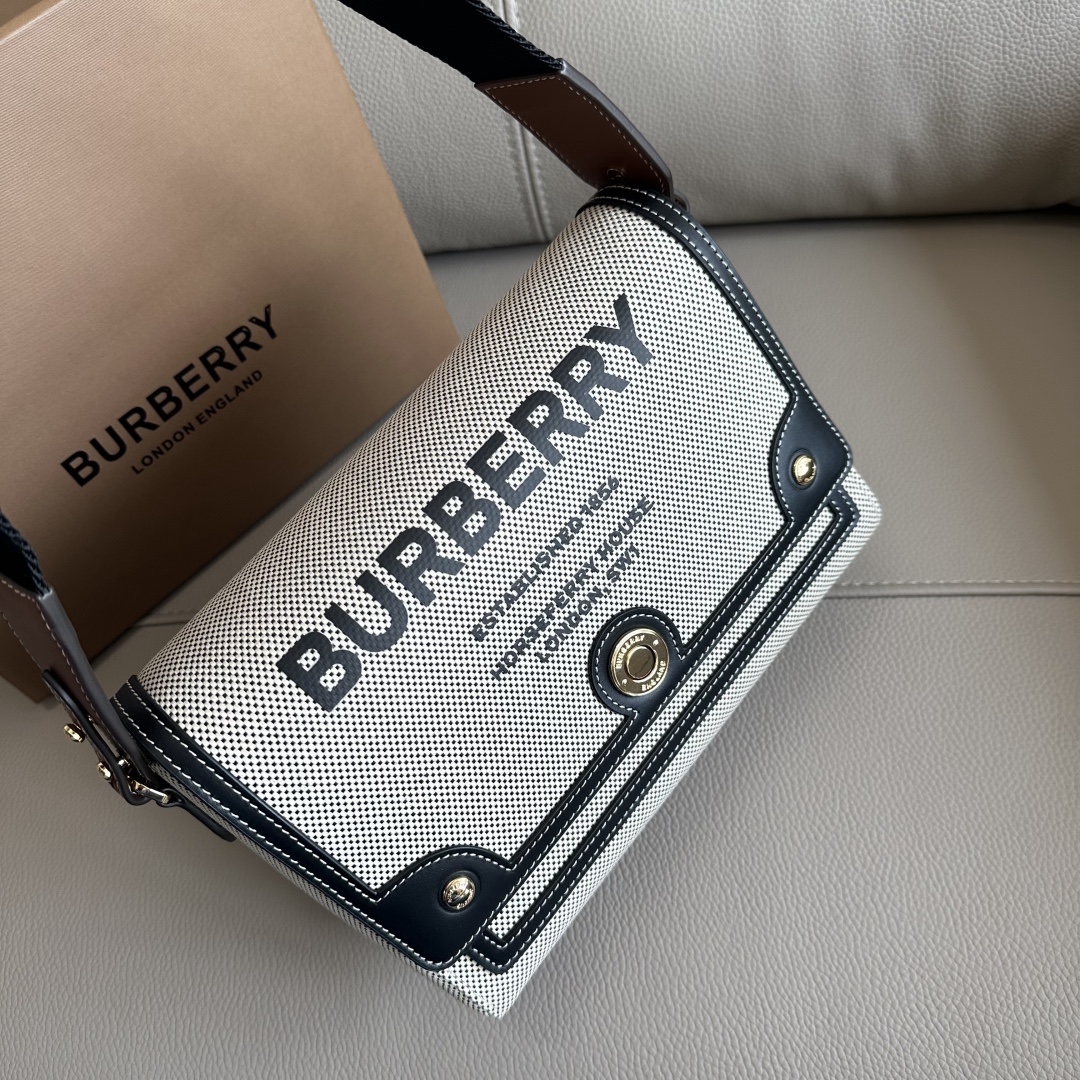 B家最新的寬肩帶斜跨包，選用進口牛皮與 Vintage 復古格紋打造，設有徽鐫標刻按扣。搭配拆可式背帶，點綴花提精紡的bur徽標。隨心變為換肩背包或手拿造包型。25 x 8.5 x 18cm🌟型號9061