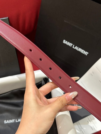 新款聖羅蘭 YSL
這款女款腰帶復古精工金屬扣將復古風與現代時尚相融合，呈現的恰到好處，時尚標配青睞有加，每針每一線都非常精緻，雙面頂級牛皮材質，搭配頂級黃銅針扣寬度3.0