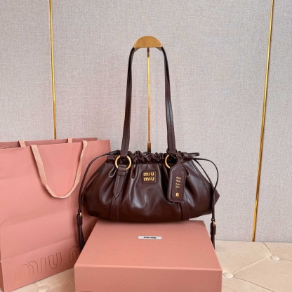 MIU中古腋下饺子包，全新植柔羊皮满满复古怀旧风情，搭配钢质做旧金属五金配件，质感高级典雅，袋口采用抽绳束口设计，细密的皱褶花边立体而俏皮，高级又不失慵懒随性，内搭全新条纹帆布里，配一个拉链隔层，独特的设计谁用谁好看