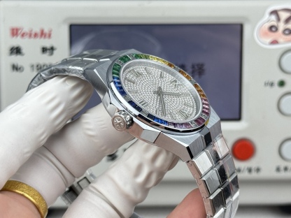 Factory 獨家力作👍
蕭邦AlpineEagle雪山傲翼系列
🌈彩T鑽🌟變色龍🦎滿天星✨限量款及隱藏款首推
如炬目光，比擬暗夜星芒⛰️於山川湖海間🌊洞見紳士願景與磅礡未來👔
尺寸：原裝一致41mmX9.7mm
機芯：9015改Chopard 01.01-c
錶鏈：獨家原版開模金磚型鏈節一體式錶鏈
岩石紋錶盤，鍍銠羅馬數字，時針及分針時標均覆以Super-LumiNova® X1級螢光塗層
致獻當代“雄鷹”，志存高遠之人在日常生活中超邁群倫，其視野啓迪人心、昇華情志。憑借遠見和決心，