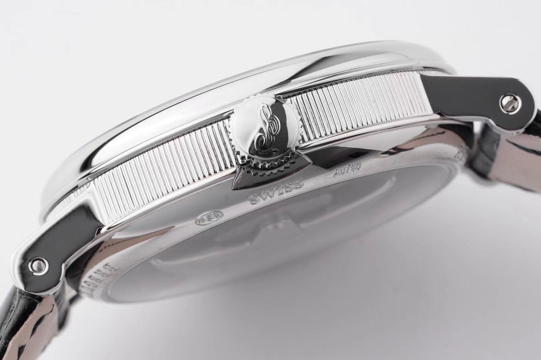 ZF超級大作 寶璣Tradition傳世系列！全自動逆跳秒針腕表！火爆來襲！

耗時近4年 潛心研發機芯 重金打造 至誠大作！——實現原裝全部功能！

【精彩細節】腕表尺寸40mmX11.65吻合正品ZF憑借豐富的復刻經驗，殼身打磨精細，造型簡潔精美，今纖薄表殼更顯優雅！上下採用整枚藍寶石水晶玻璃打造通透無比，充分展現了寶璣的經典設計。
【技術突破】超精密1比1原裝機芯開發研制而成。原本隱藏在錶盤底板之下的板橋、齒輪、擒縱機構、發條盒等機芯部件清晰展露。今精密機械運轉的奧秘毫無保留的呈現於眼前。10點鐘位