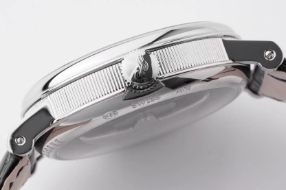 ZF超級大作 寶璣Tradition傳世系列！全自動逆跳秒針腕表！火爆來襲！

耗時近4年 潛心研發機芯 重金打造 至誠大作！——實現原裝全部功能！

【精彩細節】腕表尺寸40mmX11.65吻合正品ZF憑借豐富的復刻經驗，殼身打磨精細，造型簡潔精美，今纖薄表殼更顯優雅！上下採用整枚藍寶石水晶玻璃打造通透無比，充分展現了寶璣的經典設計。
【技術突破】超精密1比1原裝機芯開發研制而成。原本隱藏在錶盤底板之下的板橋、齒輪、擒縱機構、發條盒等機芯部件清晰展露。今精密機械運轉的奧秘毫無保留的呈現於眼前。10點鐘位