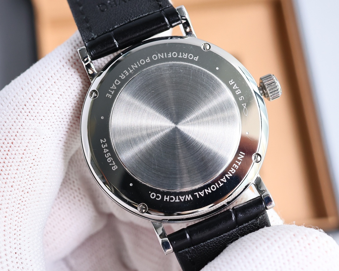 
新品柏濤菲諾系列腕表，指針式日期腕表[慶祝]，萬國月相系列.男士腕表，搭載精准瑞士ETA2824-10機芯（6字位真日曆與24小時日月星辰功能）39mm表徑，316精鋼表殼，耐磨抗刮藍寶石玻璃，原裝品質針扣，具備超強防水功能，搭配意大利牛皮讓手腕更貼合舒適！充分體現了高級制表業最純粹的傳統！適合各種商務場合，簡斂精緻不失優雅🔥AD出品 精品不斷🔥