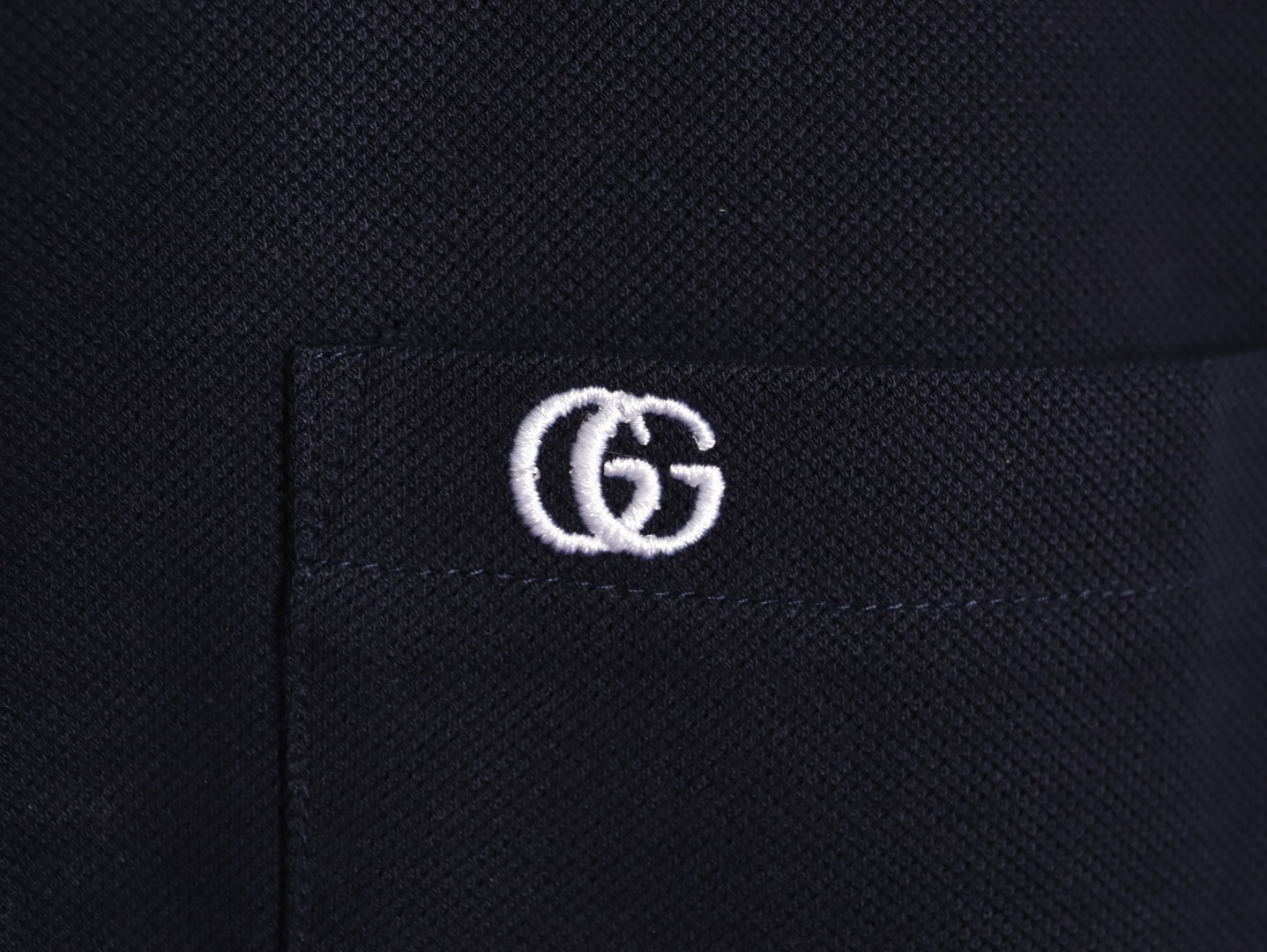 Gucci/古馳 24ss 胸口雙G刺繡Polo短袖
原購入，採用60支雙股250克重棉氨混紡雙面珠地面料，條紋相間拼色衣領定為雙系統提花定織扁機製成。GG互扣刺繡圖案採用進口田島機器，榻榻米刺繡搭配挨針繡工藝，刺繡非常的飽滿，精細針法綿密，以榻榻米刺繡工藝打底，挨針繡描廓邊緣及字母繡花，層次清晰豐富立體。前胸無明線無散口雙層面筒，袖口縫盤螺紋同為扁機織造，採用TAJIMA進口機台加工，人工手縫領標開背領標帶防偽芯片，紐扣開模天然塔羅貝炭黑刻字牛角扣，三標輔料同步定 制。經典翻領設計