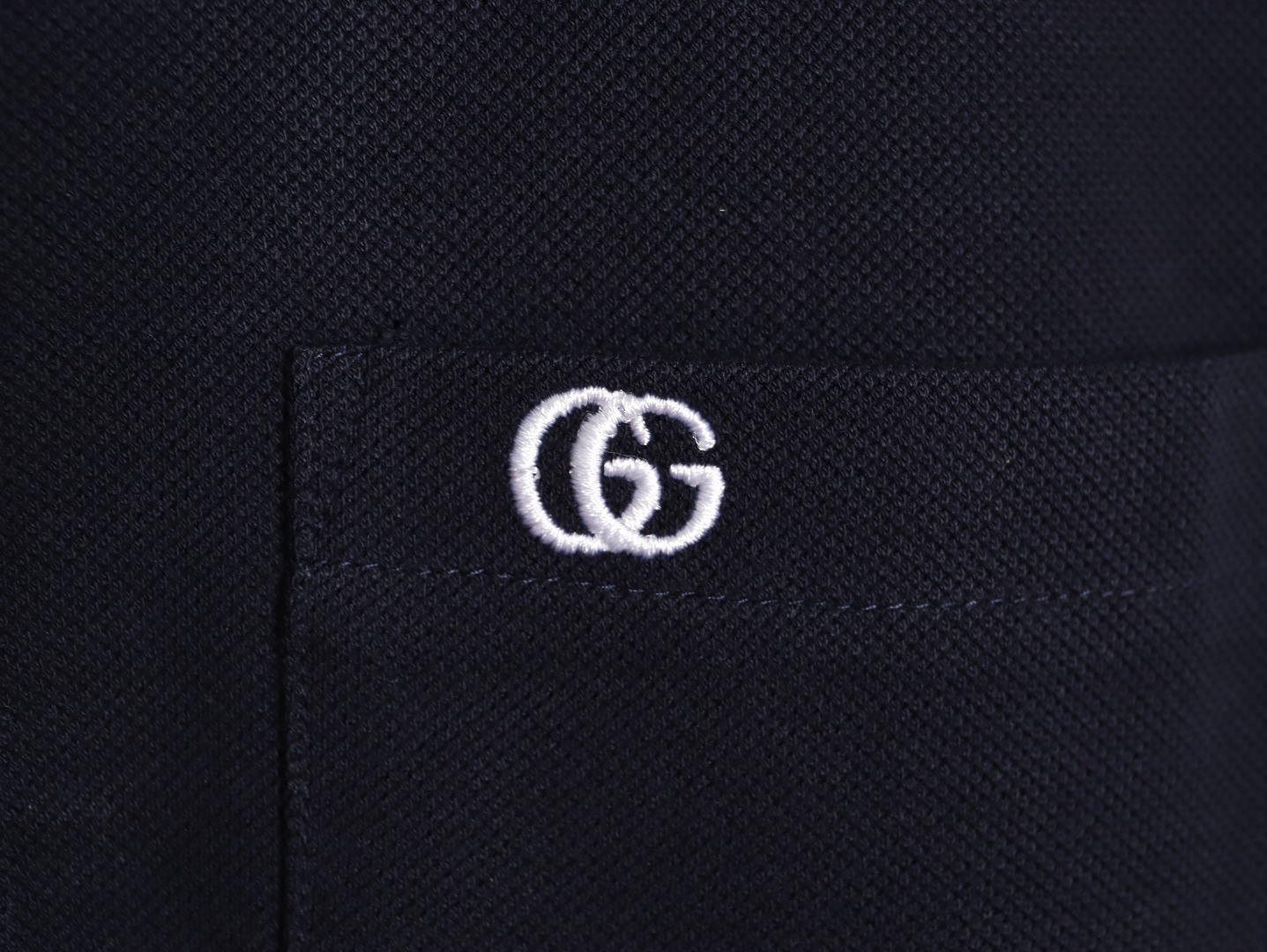 Gucci/古馳 24ss 胸口雙G刺繡Polo短袖
原購入，採用60支雙股250克重棉氨混紡雙面珠地面料，條紋相間拼色衣領定為雙系統提花定織扁機製成。GG互扣刺繡圖案採用進口田島機器，榻榻米刺繡搭配挨針繡工藝，刺繡非常的飽滿，精細針法綿密，以榻榻米刺繡工藝打底，挨針繡描廓邊緣及字母繡花，層次清晰豐富立體。前胸無明線無散口雙層面筒，袖口縫盤螺紋同為扁機織造，採用TAJIMA進口機台加工，人工手縫領標開背領標帶防偽芯片，紐扣開模天然塔羅貝炭黑刻字牛角扣，三標輔料同步定 制。經典翻領設計