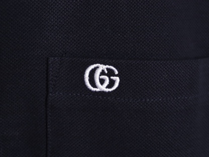 Gucci/古馳 24ss 胸口雙G刺繡Polo短袖
原購入，採用60支雙股250克重棉氨混紡雙面珠地面料，條紋相間拼色衣領定為雙系統提花定織扁機製成。GG互扣刺繡圖案採用進口田島機器，榻榻米刺繡搭配挨針繡工藝，刺繡非常的飽滿，精細針法綿密，以榻榻米刺繡工藝打底，挨針繡描廓邊緣及字母繡花，層次清晰豐富立體。前胸無明線無散口雙層面筒，袖口縫盤螺紋同為扁機織造，採用TAJIMA進口機台加工，人工手縫領標開背領標帶防偽芯片，紐扣開模天然塔羅貝炭黑刻字牛角扣，三標輔料同步定 制。經典翻領設計