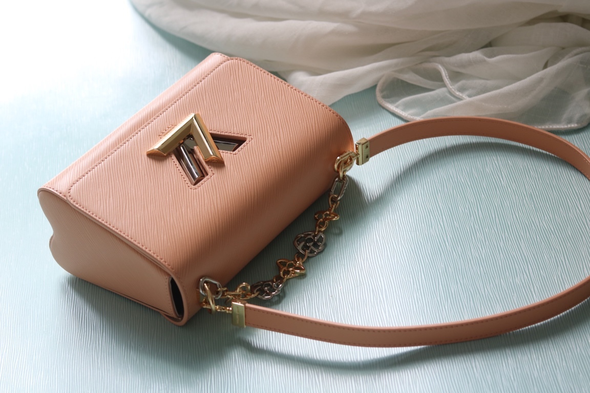 原版品質[玫瑰]歡迎貨比三家[玫瑰]款號：50391/22773/22774/23074/22768[玫瑰][玫瑰][玫瑰]本款Twist中號手袋將品牌標誌性Monogram花卉精巧融入裝飾鏈條，與雙色鎖扣相互呼應，優雅詮釋當季 TwistedFlowers主題。內貼袋之一配有可拆卸鏡子。
23x17x9.5釐米(長度x高x寬) Epi粒面皮革牛皮革飾邊牛皮革內襯金屬件
LVTwist扭鎖
內貼袋，配有可拆卸鏡子後側內貼袋
大號前內袋配有拉鍊袋肩帶:可拆卸，可調節包帶半長:350釐米
