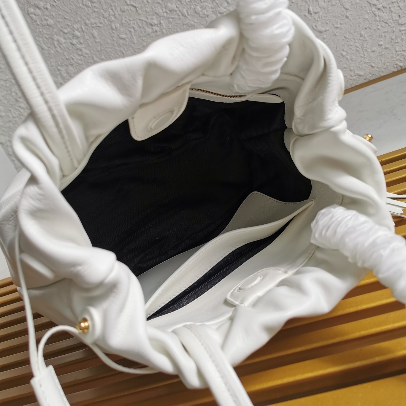 【 原單】P家🌹🎉新款福袋包🎉1BG541小羊皮🎉🎉這款福袋包採用進口小羊皮，袋口為抽繩加兩邊流梳設計，顯得整個包格外時尚又輕便又休閒，袋口為磁扣開合，內配有拉鍊和口袋，上身效果非常漂亮，女士們，趕緊入手吧，又是一款永久了過時爆款🎉🎉尺寸：長24x高25x底11cm🎉